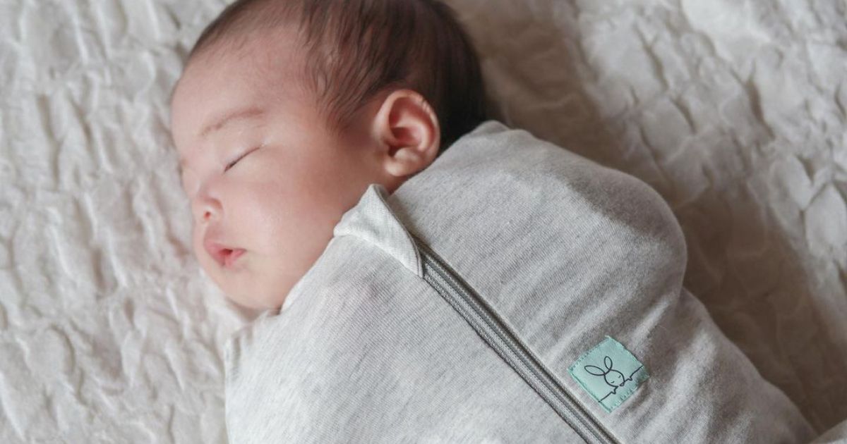 赤ちゃんのおむつ替えが簡単にできるスワドルを紹介している