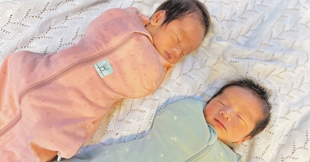 2人の赤ちゃんが並んでよい姿勢で寝ている