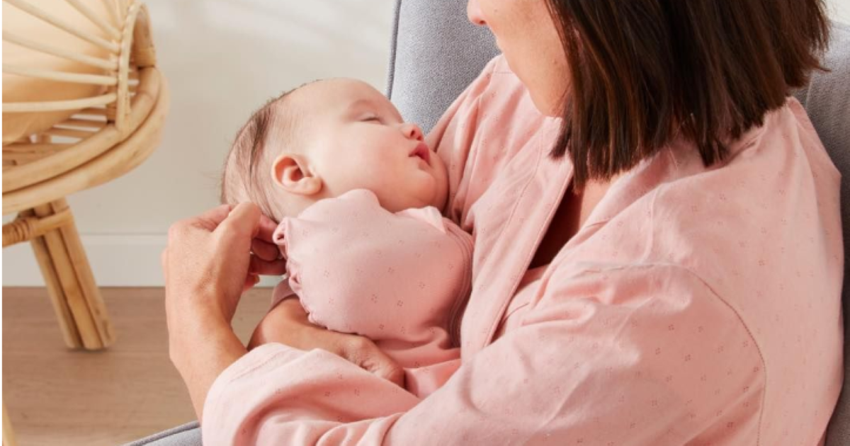 お母さんが寝ている赤ちゃんを抱っこしている
