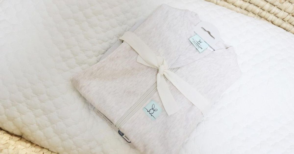 【出産祝いにも】豊富なサイズ&かわいい4カラー!赤ちゃんにぴったりのスワドルの選び方♪の説明をしている