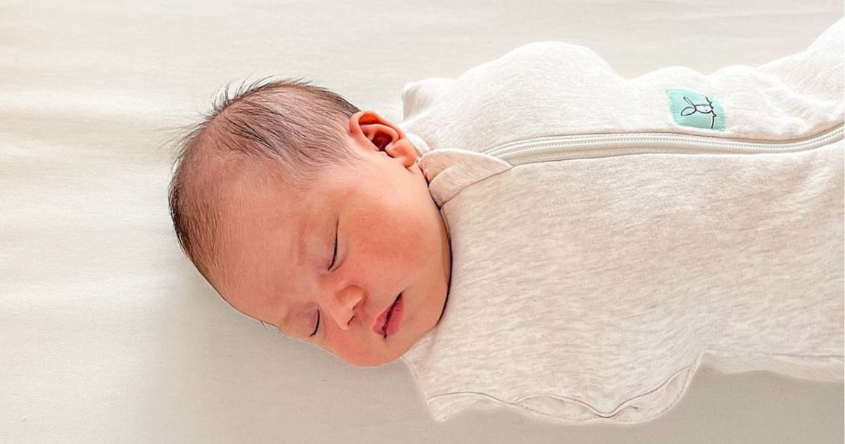 スリーパーって何?スワドルとの違い&新生児にはどちらが良いのかを解説を説明している