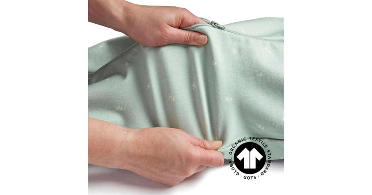 ぐーんとよく伸びて肩関節の成長にも安心「 エルゴポーチのコクーンスワドルバッグ 」を説明している