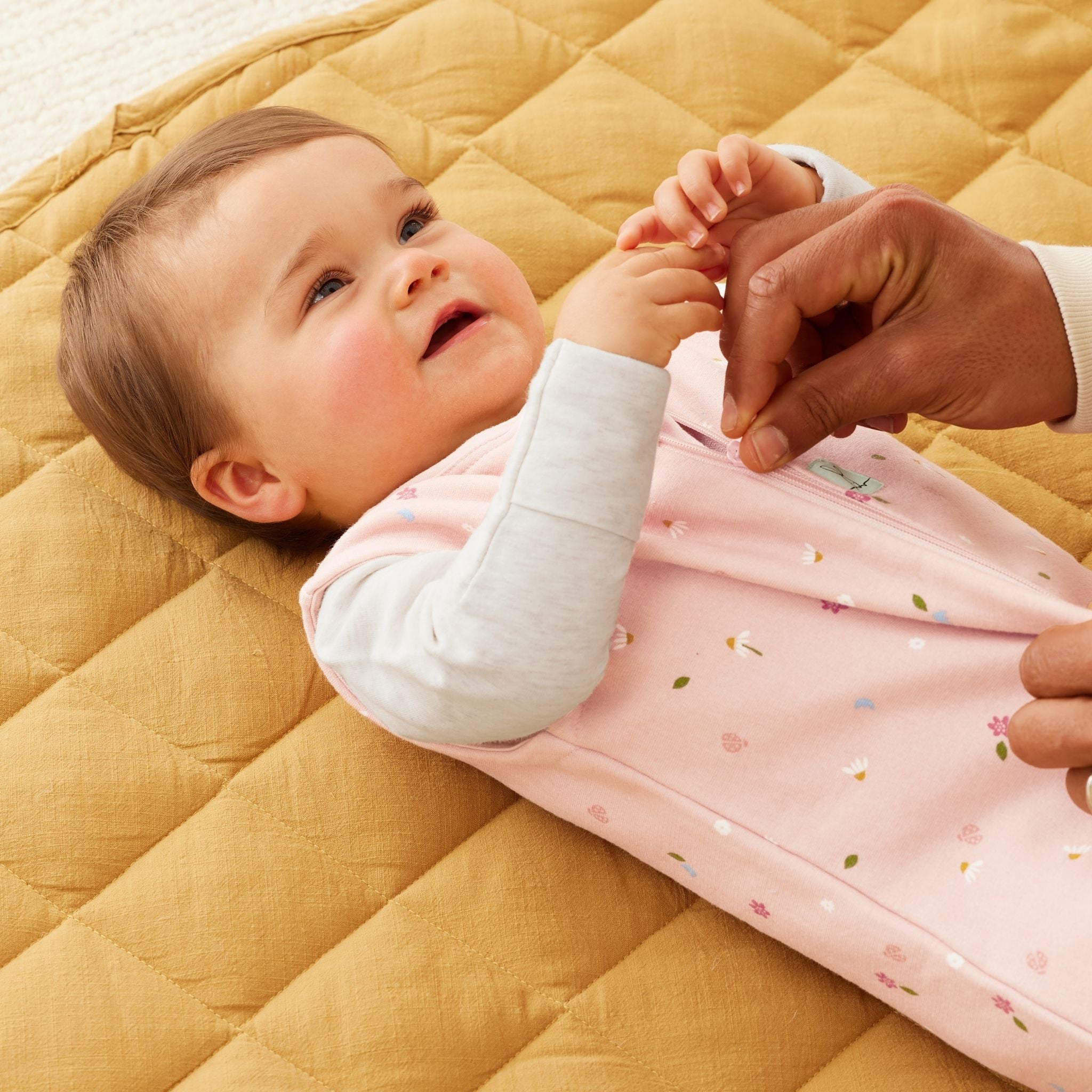 【生後3ヶ月~おすすめ】ベビー&キッズ用スリーパー - Jersey Sleeping Bag 0.2 TOG(ジャージースリーピングバッグ) デイジーズ 着用