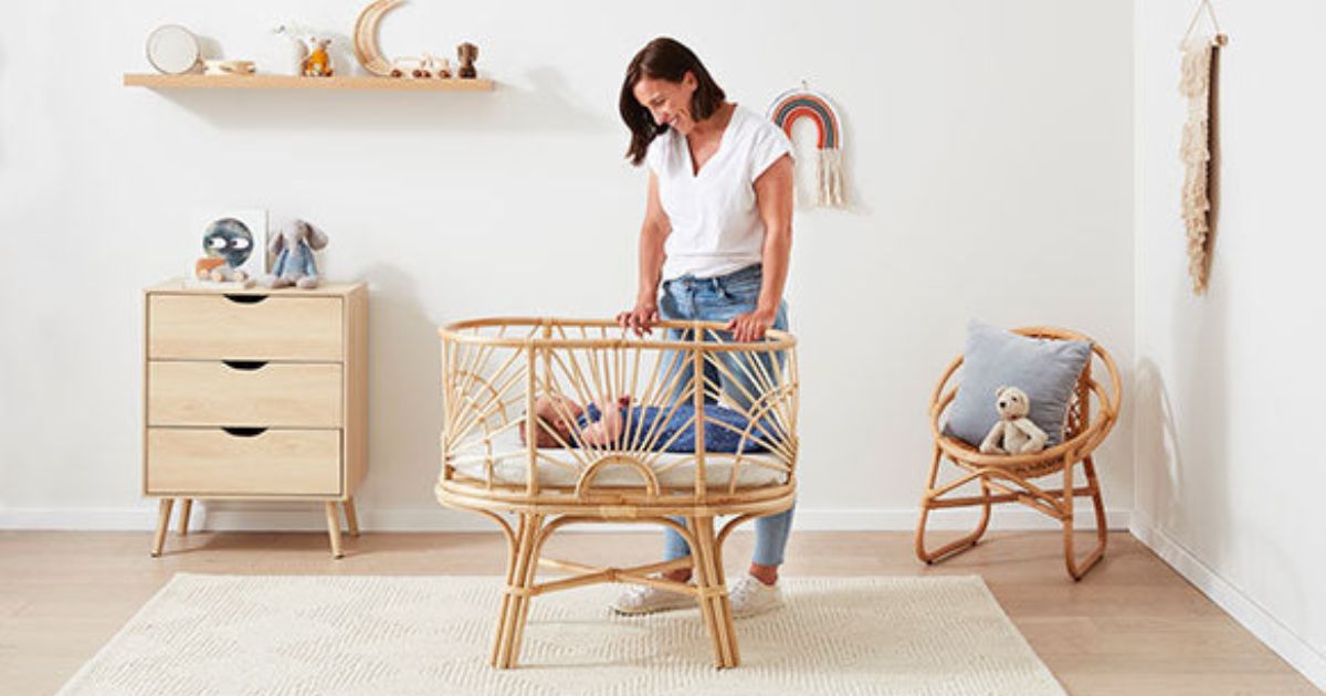 新生児なのに寝返りしそう…危険？安心？助産師が教える安全対策