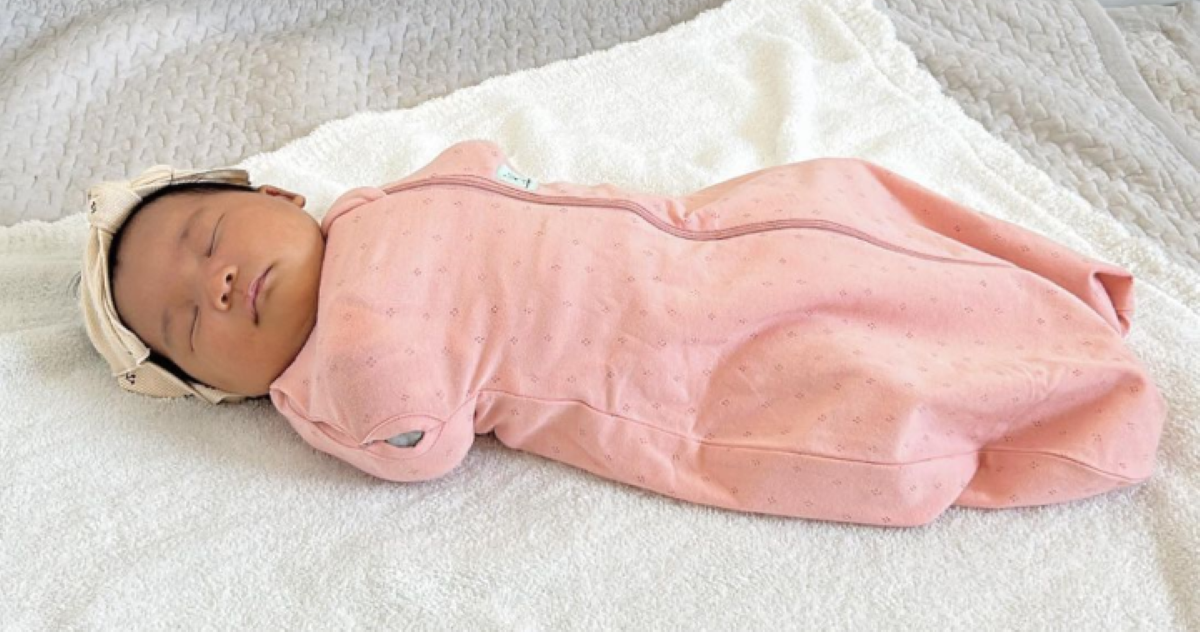 赤ちゃんによい寝る体勢は？股関節の成長にも優しいエルゴポーチのスワドルの説明をしている