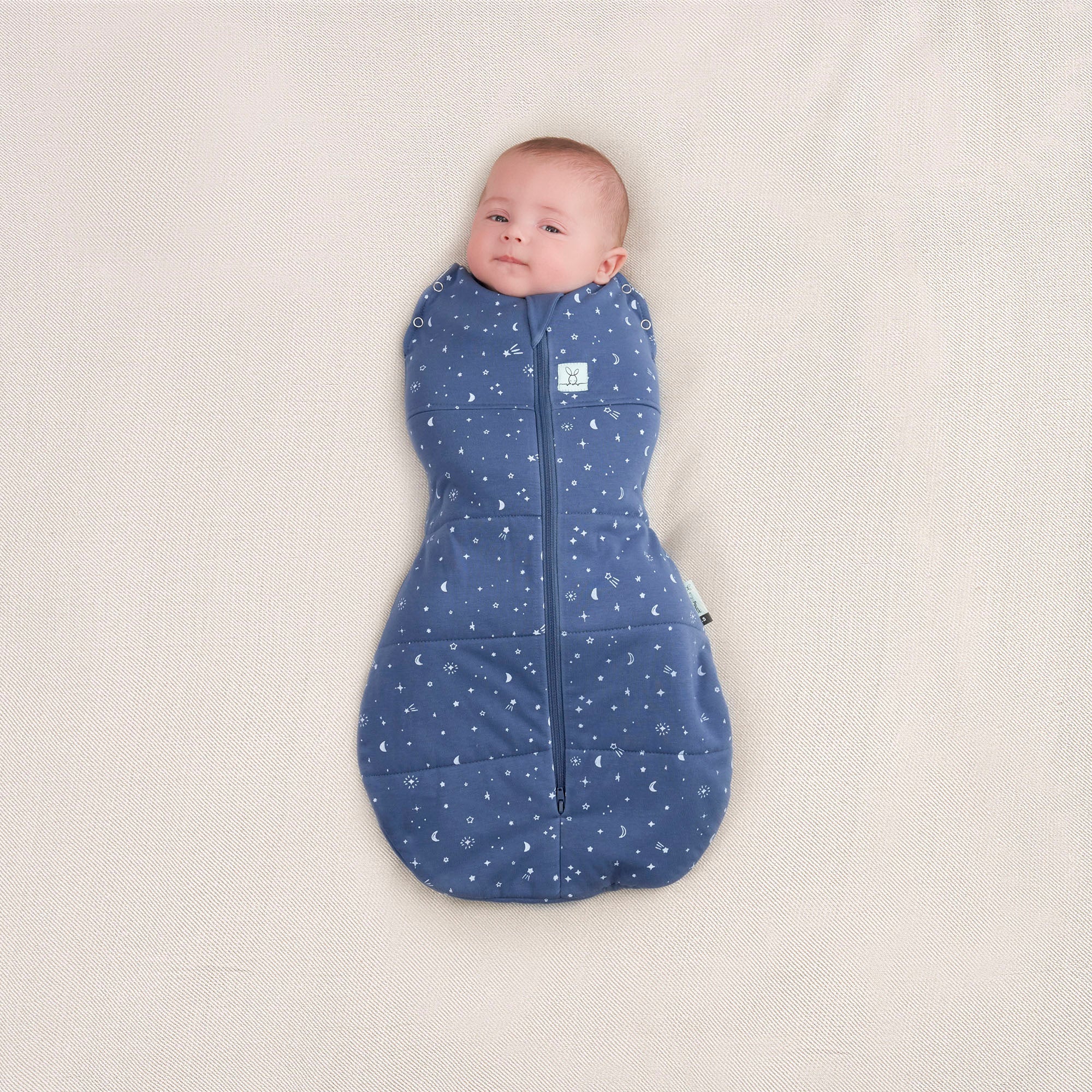 【新生児～】赤ちゃん用おくるみ（コクーンスワドルバッグ） 2.5TOG　ナイトスカイ　着用イメージ1