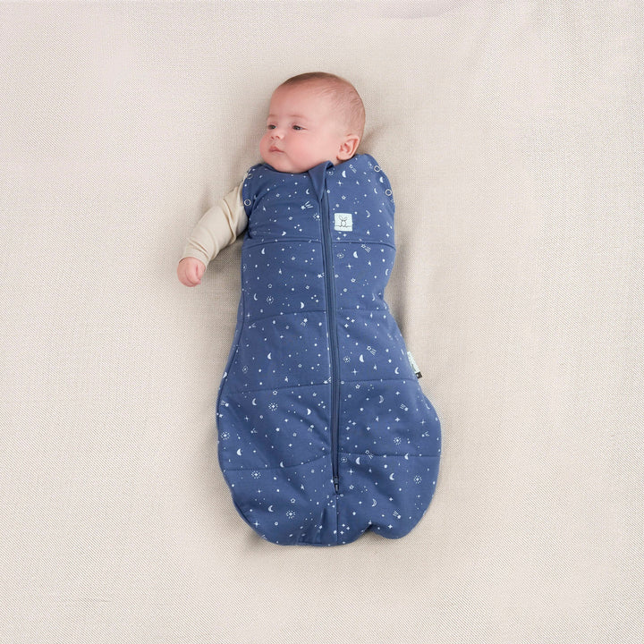 【新生児～】赤ちゃん用おくるみ（コクーンスワドルバッグ） 2.5TOG　ナイトスカイ　着用イメージ2