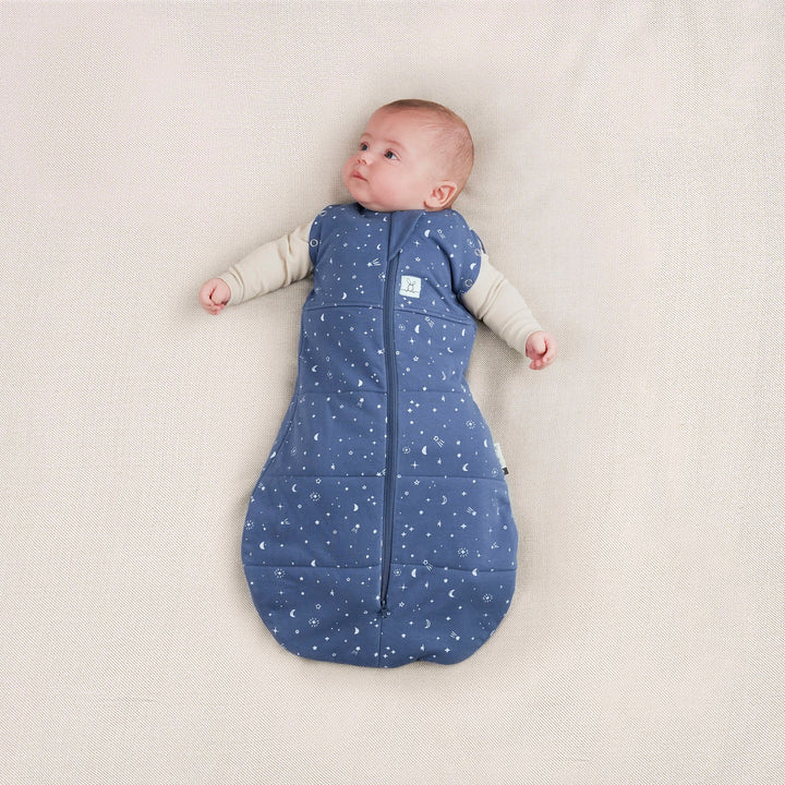 【新生児～】赤ちゃん用おくるみ（コクーンスワドルバッグ） 2.5TOG　ナイトスカイ　着用イメージ3
